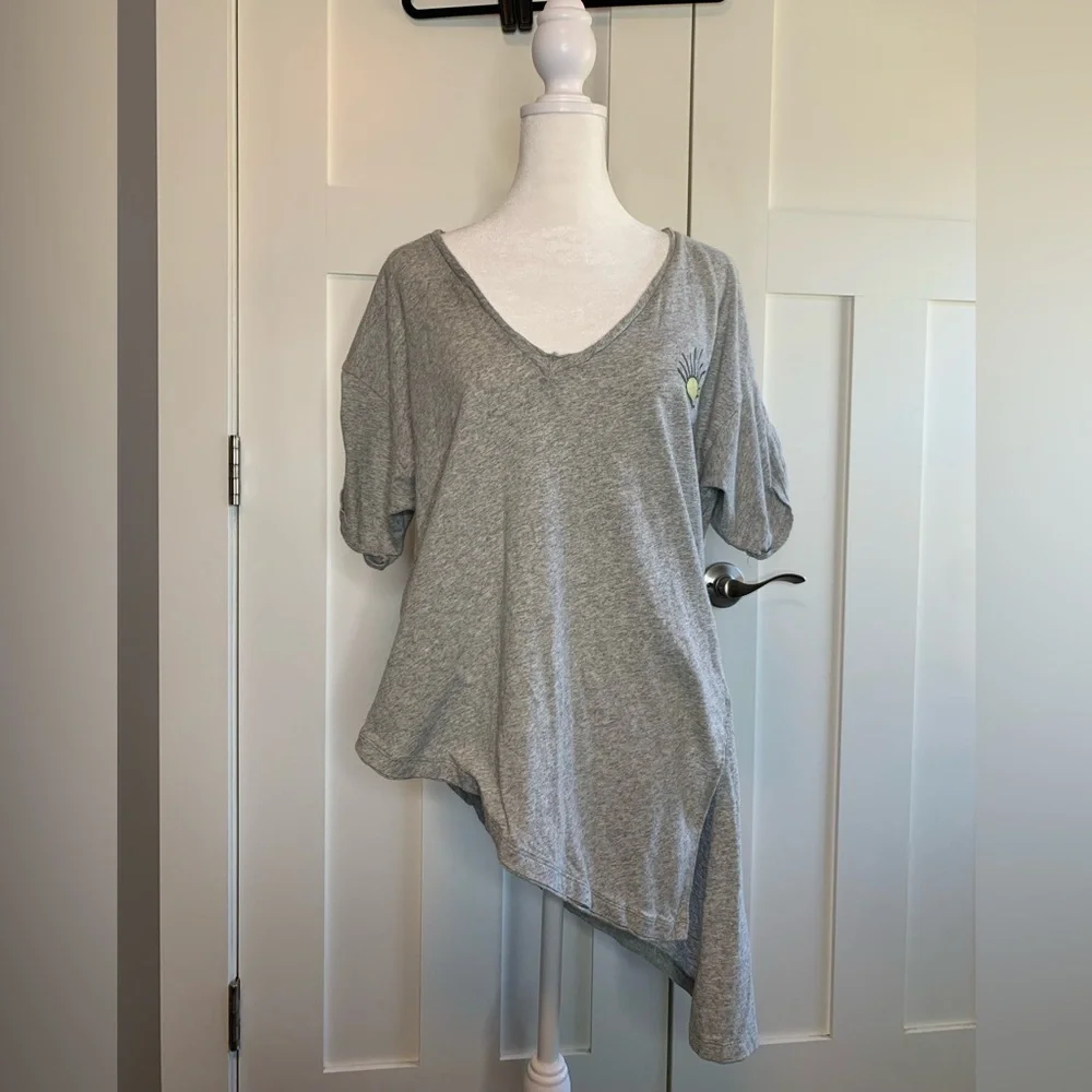 Free People Gray Short Sleeve Tee With Embroidered detail size XS - Picture 3 of 13